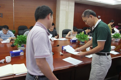 強化自身建設(shè)  院紀委與首批紀檢監(jiān)察員簽訂工作責任書