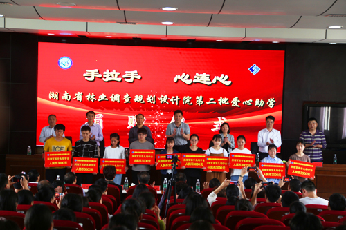 我院與湖南環(huán)境生物職業(yè)技術(shù)學(xué)院再次開展“手拉手  心連心”愛心捐助活動